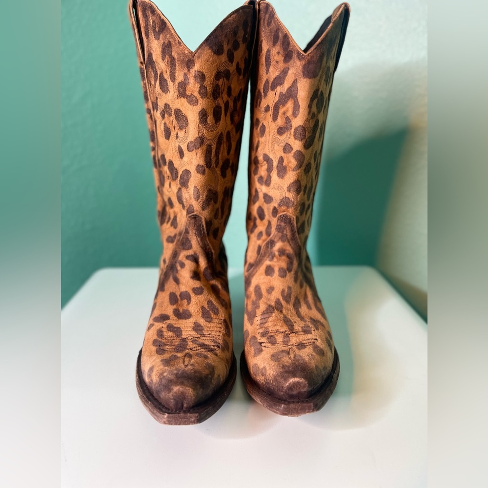 Leopard print boots.Cavender brand cowboy boots,size 7 1/2 excellent condition.